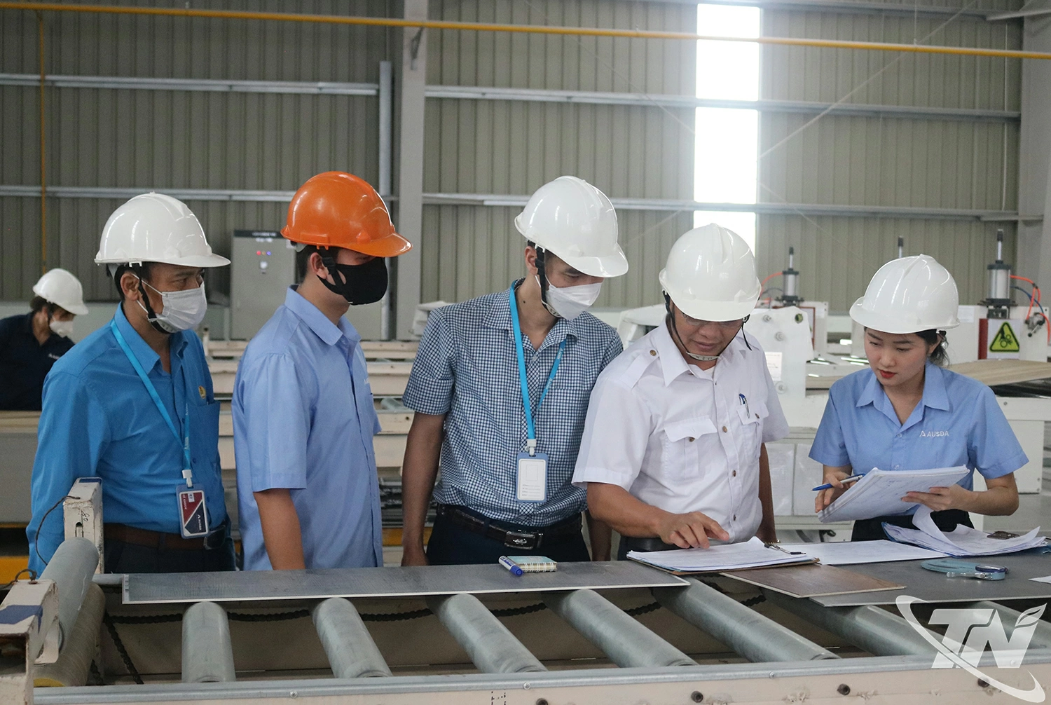 Các thành viên Hội đồng An toàn vệ sinh lao động tỉnh kiểm tra công tác an toàn vệ sinh lao động tại Công ty TNHH Công nghệ tấm lát sàn AUSDA (phường Vạn Xuân).
