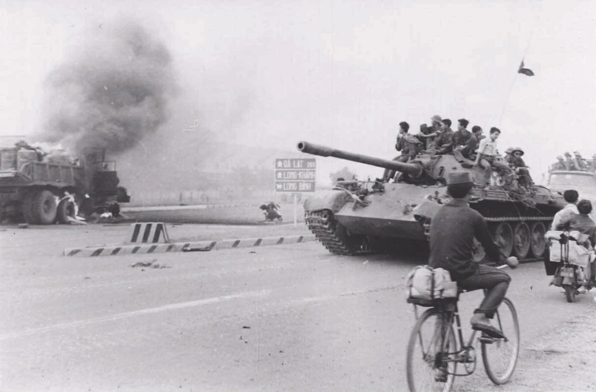 Xe tăng trên đường phố Sài Gòn ngày 30-4-1975.
Ảnh: Nhà báo Trần Mai Hưởng, phóng viên trực tiếp tại chiến dịch,
đi theo cánh quân phía Đông. Ông nguyên là Tổng Giám đốc Thông tấn xã Việt Nam.