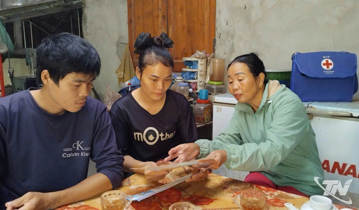 Vợ chồng anh Nguyễn Hữu Thắng, ở thôn Khau Ca (xã Cẩm Giàng) được tuyên truyền về bình đẳng giới ngay tại gia đình.