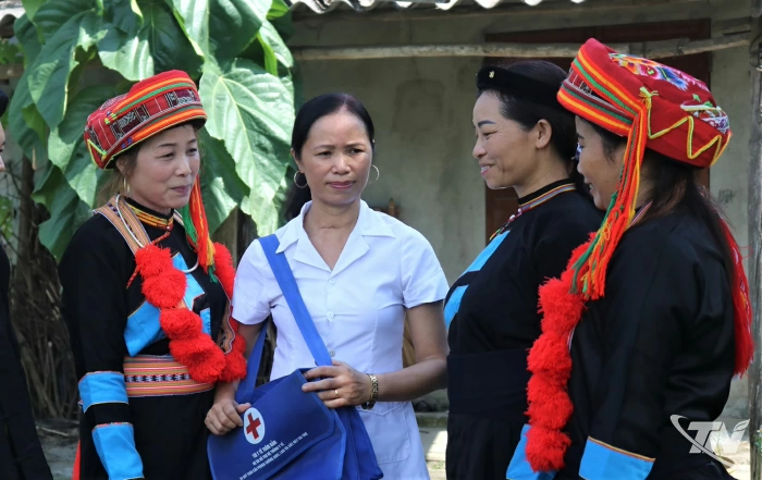 Người vai mang 2 túi thuốc