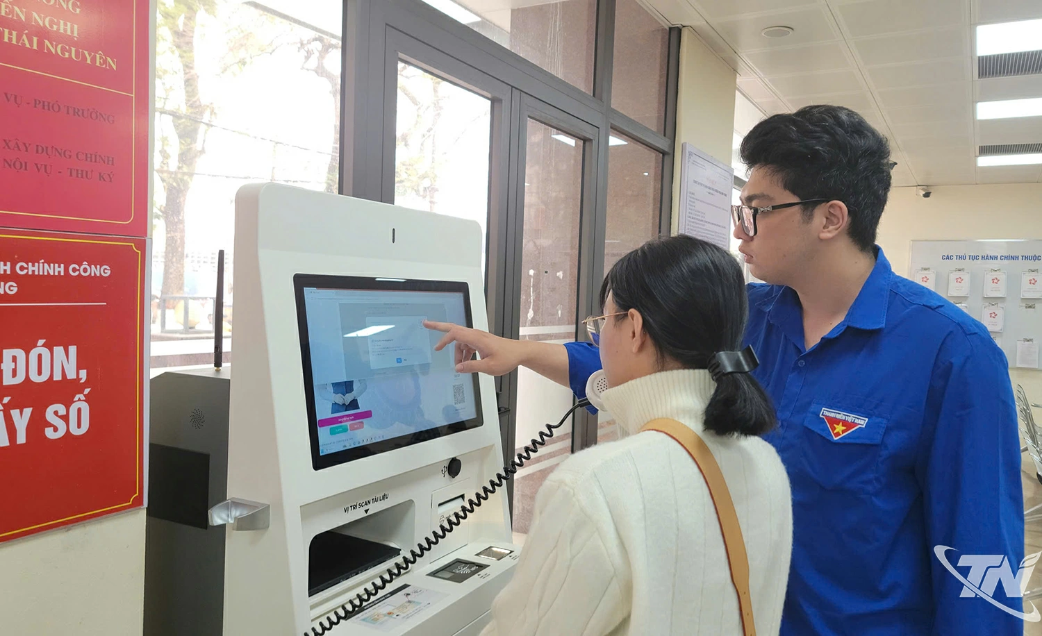 Residents were guided to experience AI technology at the Public Administrative Service Center of Phan Dinh Phung Ward.