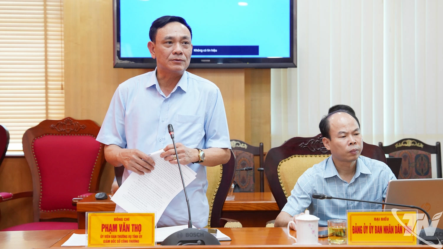 Lãnh đạo Sở Công thương báo cáo kết quả thực hiện Nghị quyết số 70-NQ/TW ngày 20/8/2025 của Bộ Chính trị về bảo đảm an ninh năng lượng quốc gia đến năm 2030, tầm nhìn đến năm 2045 trên địa bàn tỉnh Thái Nguyên.