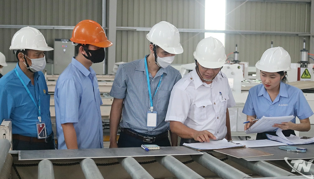 thành viên Hội đồng An toàn vệ sinh lao động tỉnh kiểm tra công tác an toàn vệ sinh lao động tại Công ty TNHH Công nghệ tấm lát sàn AUSDA (phường Vạn Xuân).