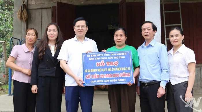 Lãnh đạo tỉnh thăm, động viên người dân bị thiệt hại do dông lốc ở xã Chợ Rã