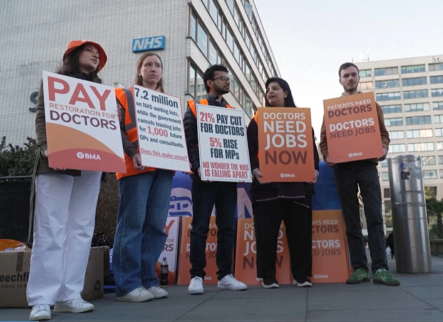 Các bác sĩ nội trú tại Anh đình công.