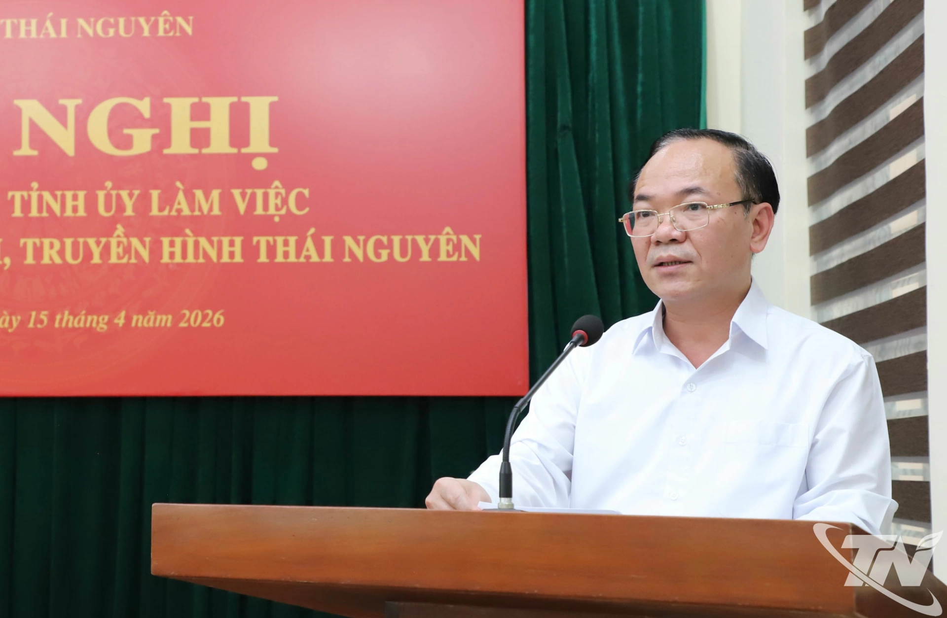 Đồng chí Đỗ Xuân Hòa, Tổng Biên tập Báo và Phát thanh, Truyền hình Thái Nguyên, báo cáo, nêu đề xuất tại buổi làm việc.