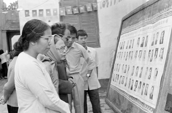 Cử tri khu phố Nhà Chung, Hoàn Kiếm (Hà Nội) xem danh sách ứng cử viên trước khi bầu cử Quốc hội khóa VI. Ảnh: TL