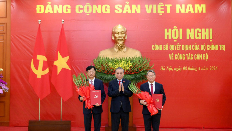 Tổng Bí thư, Chủ tịch nước Tô Lâm trao quyết định cho các đồng chí Nguyễn Duy Ngọc và Nguyễn Hải Ninh.