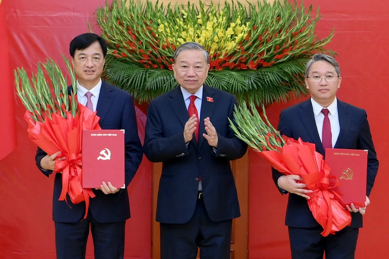 Tổng Bí thư, Chủ tịch nước Tô Lâm trao quyết định cho các đồng chí Nguyễn Duy Ngọc và Nguyễn Hải Ninh.