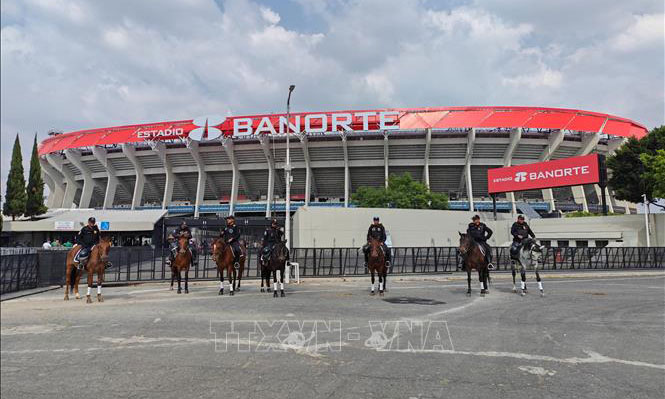 Bên ngoài sân vận động Azteca (Banorte) ở Mexico City, Mexico. Ảnh: Phương Lan/TTXVN