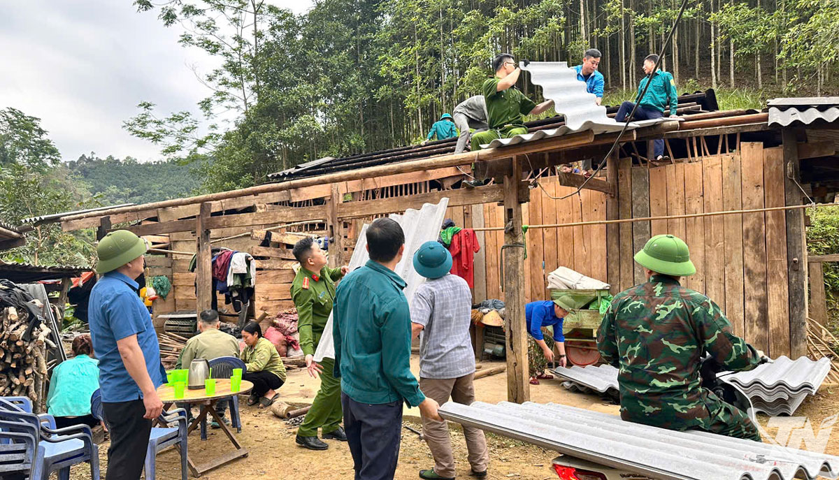 Các đại biểu HĐND xã Phúc Lộc trực tiếp tham gia khắc phục thiệt hại do dông lốc gây ra trên địa bàn.