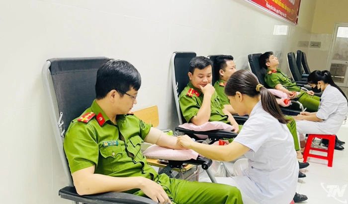 Cán bộ, chiến sĩ Công an xã Phủ Thông hiến máu khẩn cấp cứu người bệnh