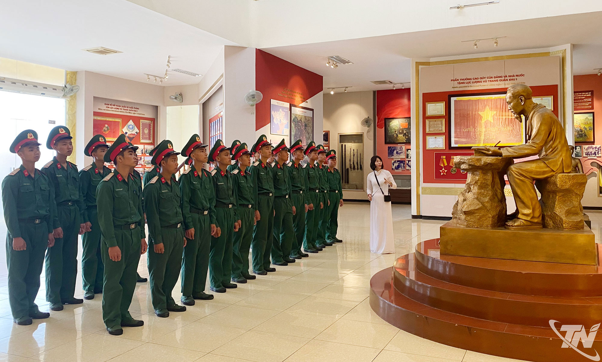 Cán bộ, chiến sĩ Trung đoàn 832, Bộ CHQS tỉnh tham quan Bảo tàng LLVT Quân khu 1.