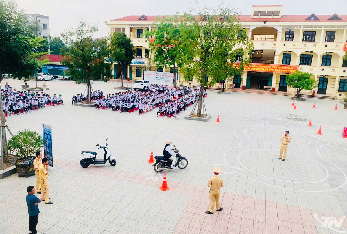 Lực lượng CSGT hướng dẫn kỹ năng lái xe gắn máy an toàn cho học sinh tại trường THPT Phổ Yên