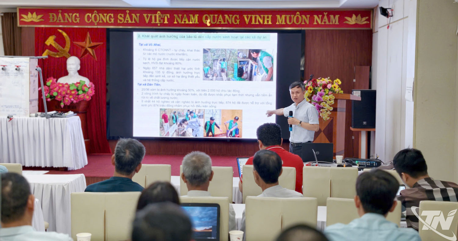 Đại diện dự án báo cáo kết quả kiểm tra, đánh giá nguồn nước sinh hoạt tại Hội thảo.