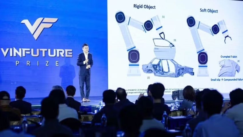 Thuyết trình về robot và tự động hóa tại Vinfuture. (Ảnh: TTXVN)