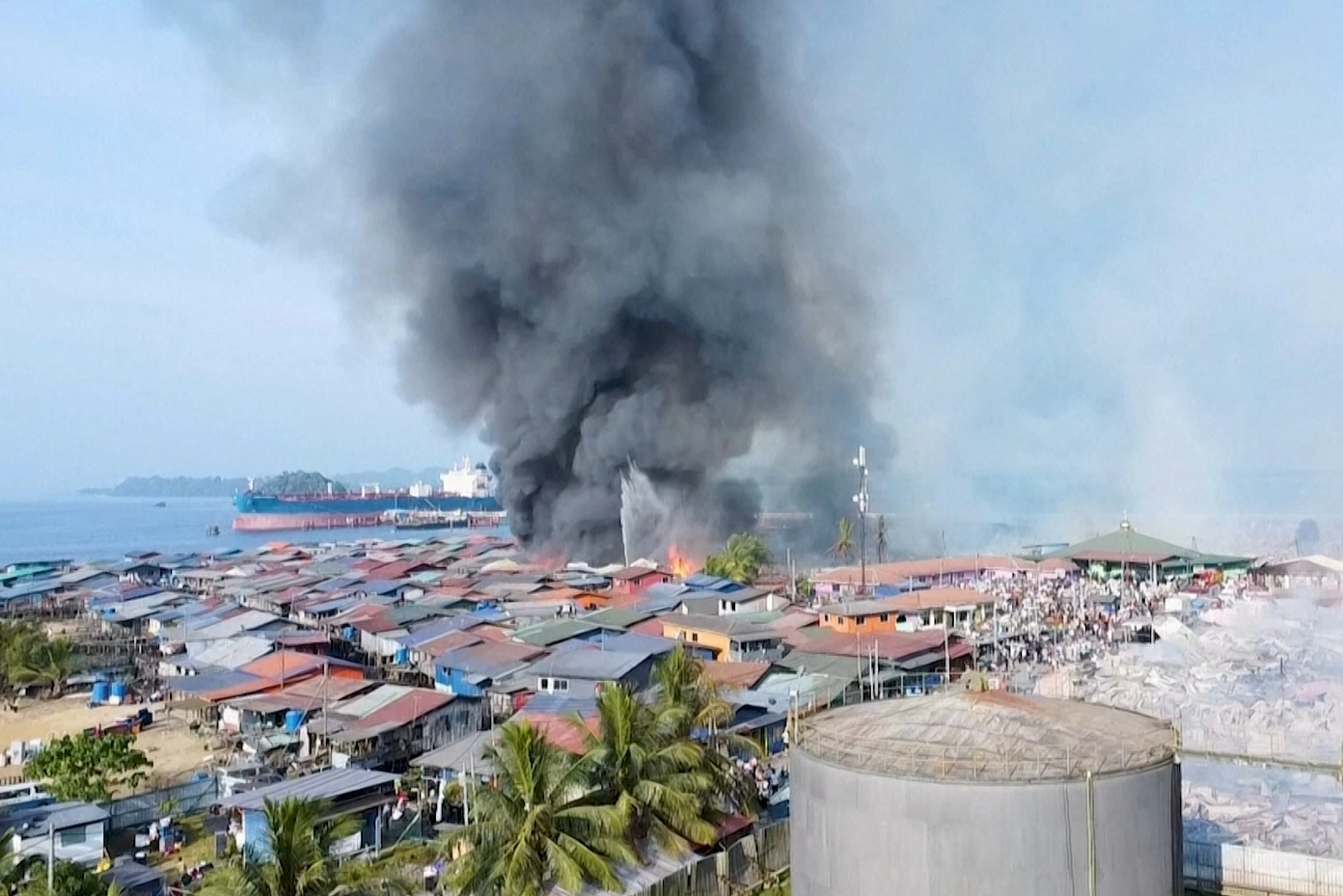 Vụ hỏa hoạn phá hủy khoảng 1.000 ngôi nhà.