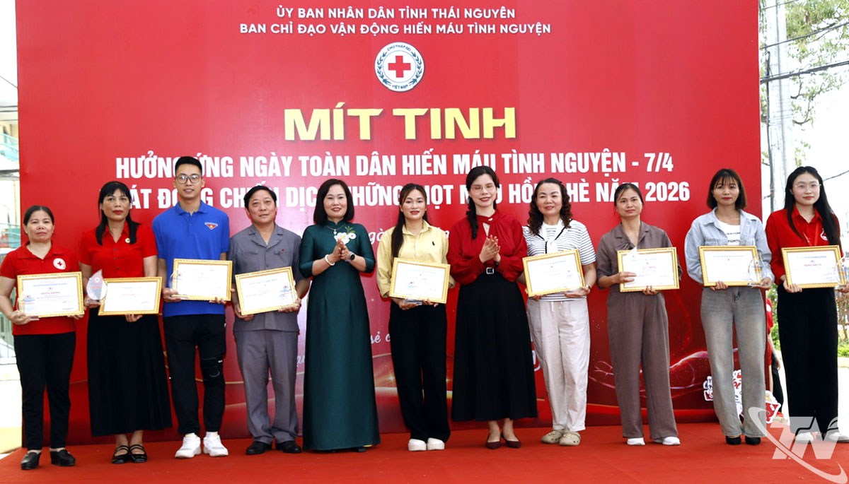 Ban Tổ chức tuyên dương các cá nhân có nhiều đóng góp cho công tác vận động hiến máu tình nguyện năm 2026.
