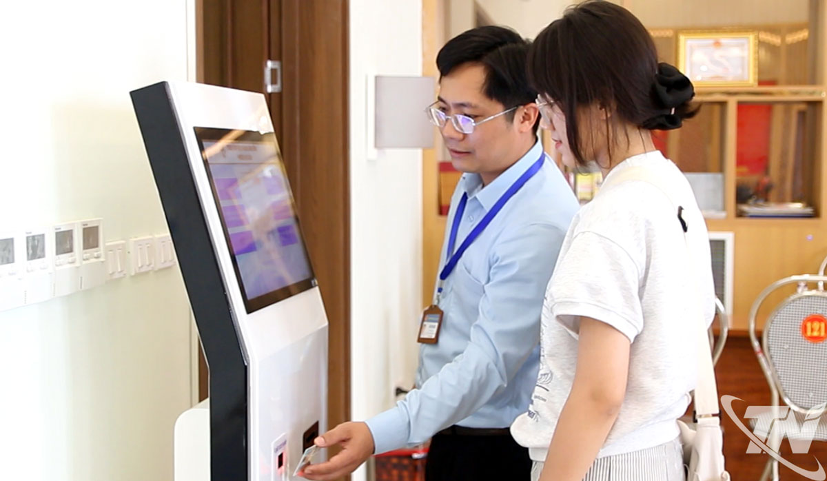 Cán bộ Trung tâm Phục vụ hành chính công phường Vạn Xuân hỗ trợ người dân thực hiện thủ tục hành chính.