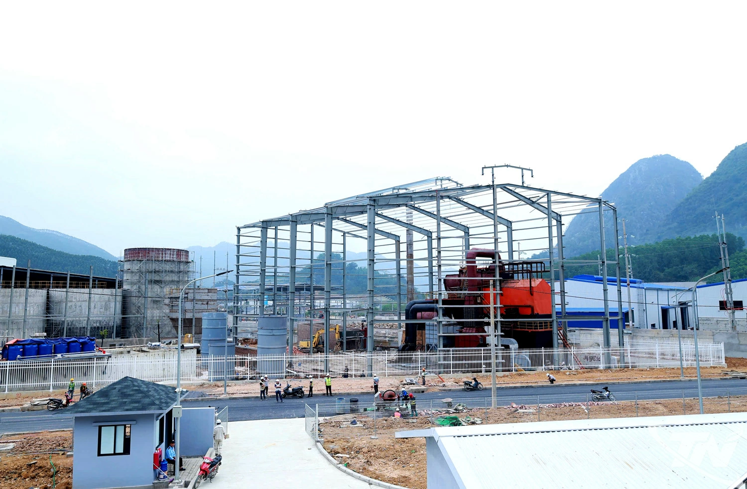 Ngay từ những tháng đầu năm 2026, các xã, phường tại khu vực phía Bắc của tỉnh đã chủ động triển khai
đồng bộ nhiều giải pháp nhằm bảo đảm hoàn thành mục tiêu thu ngân sách. Trong ảnh: Cụm công nghiệp
Quảng Chu đi vào hoạt động sẽ tạo việc làm cho nhiều lao động địa phương và góp phần tăng nguồn thu
ngân sách trên địa bàn xã Chợ Mới.