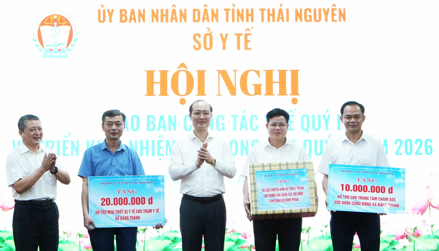 Lãnh đạo Sở Y tế trao kinh phí hỗ trợ các xã Nghiên Loan, Cao Minh, Bằng Thành mua thiết bị y tế; trao tặng tài liệu truyền thông y tế, chăm sóc sức khỏe cộng đồng.
