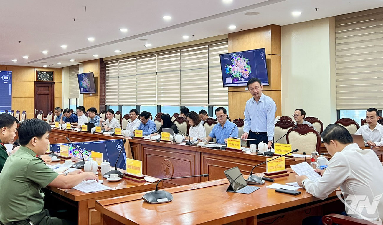 A leader of the Department of Construction delivers a report at the conference.