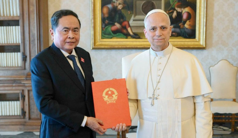 Chủ tịch Quốc hội Trần Thanh Mẫn chuyển Thư của Tổng Bí thư, Chủ tịch nước Tô Lâm đến Giáo hoàng Leo XIV. Ảnh: TTXVN