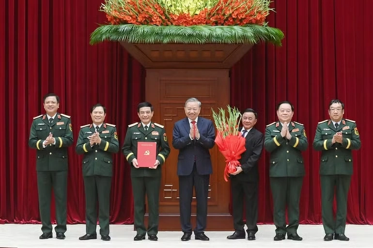 Tổng Bí thư, Chủ tịch nước Tô Lâm trao Quyết định của Bộ Chính trị về nhân sự Quân ủy Trung ương nhiệm kỳ 2025-2030. (Ảnh: ĐĂNG KHOA)