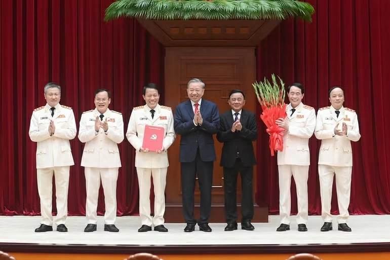 Tổng Bí thư, Chủ tịch nước Tô Lâm trao Quyết định của Bộ Chính trị về nhân sự Đảng ủy Công an Trung ương. (Ảnh: ĐĂNG KHOA)