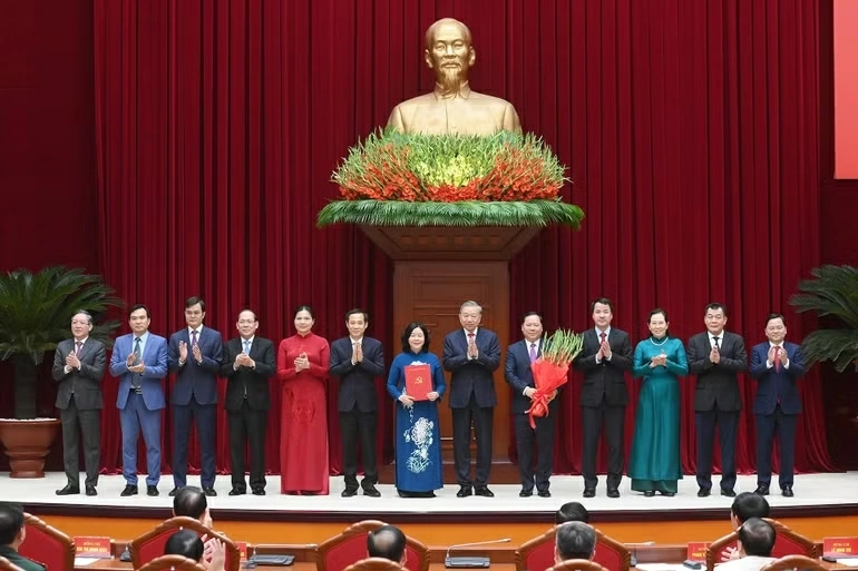 Tổng Bí thư, Chủ tịch nước trao Quyết định của Bộ Chính trị về nhân sự Đảng ủy Mặt trận Tổ quốc, các đoàn thể Trung ương. (Ảnh: ĐĂNG KHOA)