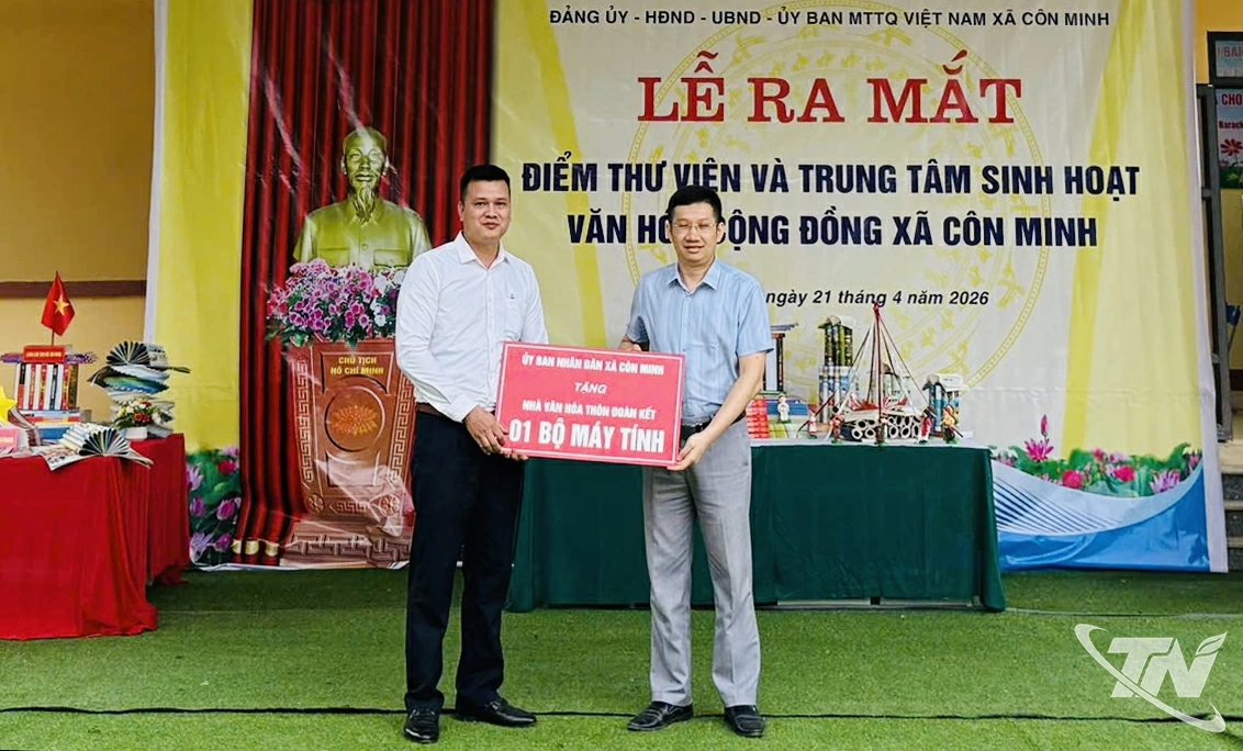 Học sinh tham gia phần thi giới thiệu sách tại Lễ ra mắt Thư viện và Trung tâm sinh hoạt văn hóa cộng đồng xã Côn Minh.