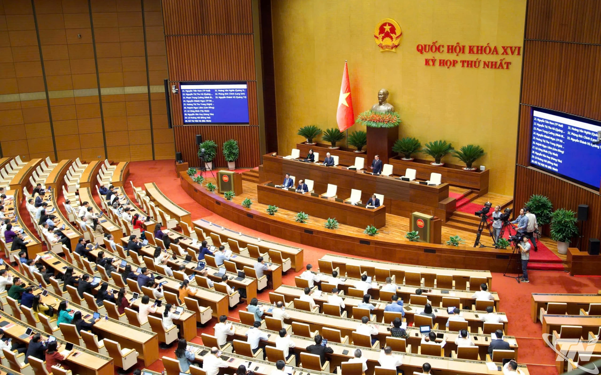 Quốc hội thảo luận tại hội trường.