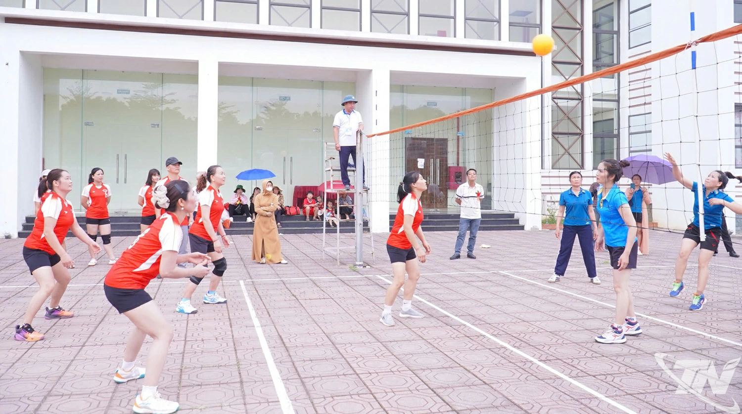 Các VĐV tham gia tranh tài môn Bóng chuyền hơi tại Đại hội.