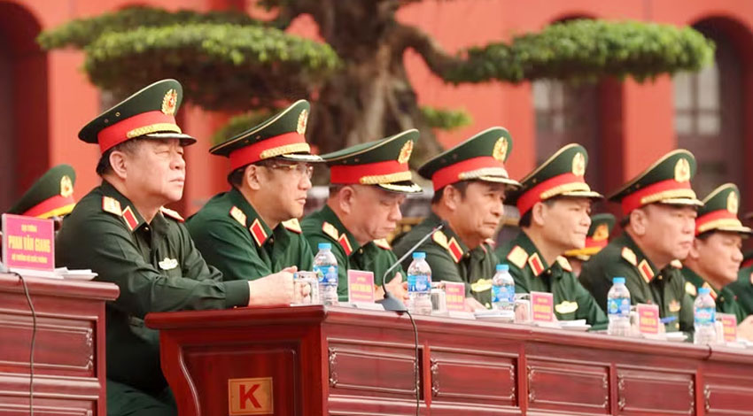 Đại tướng Nguyễn Trọng Nghĩa và các đại biểu tại buổi thông qua.