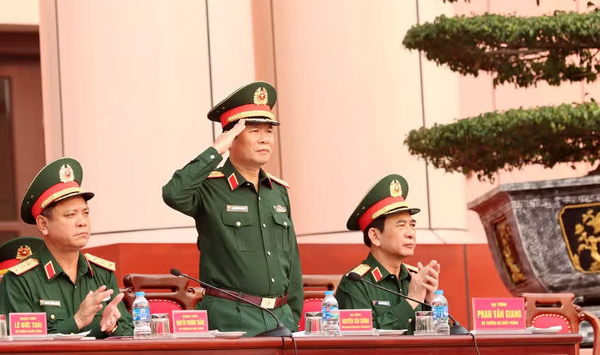Đại tướng Phan Văn Giang và lãnh đạo Bộ Quốc phòng tại buổi thông qua.