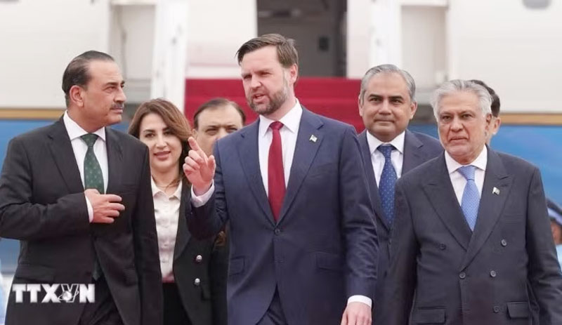Phó Tổng thống JD Vance (giữa, phía trước) dẫn đầu phái đoàn Mỹ tới Pakistan để tham gia cuộc đàm phán với phía Iran, ngày 11/4/2026. (Ảnh: THX/TTXVN)