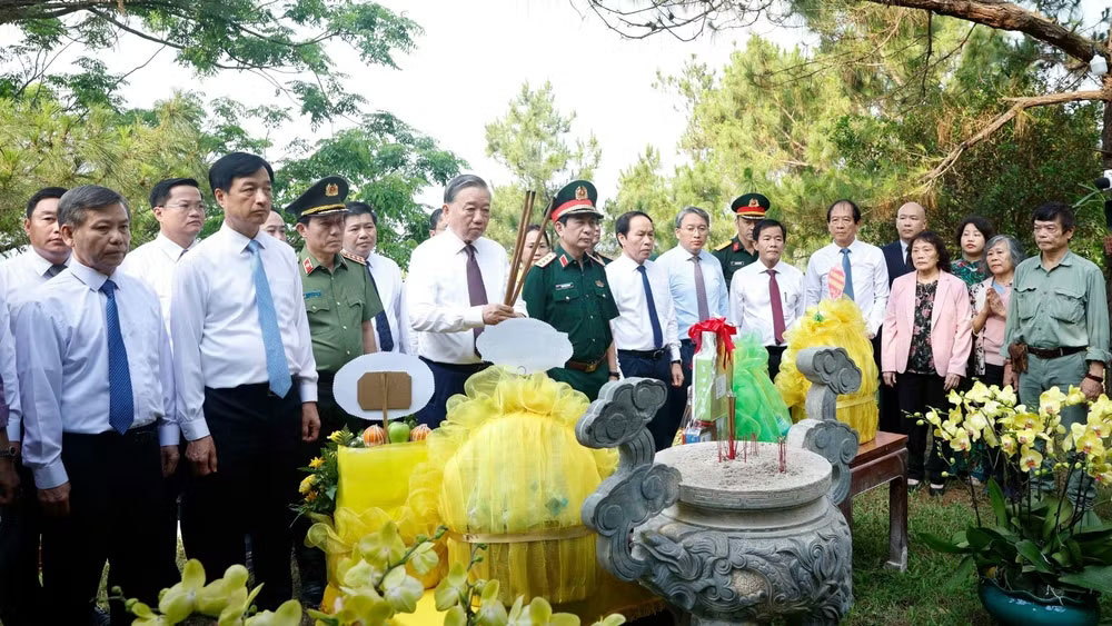 Tổng Bí thư, Chủ tịch nước Tô Lâm cùng Đoàn công tác Trung ương và lãnh đạo tỉnh Quảng Trị dâng hoa, dâng hương tại khu mộ Đại tướng Võ Nguyên Giáp. (Ảnh: TTXVN)