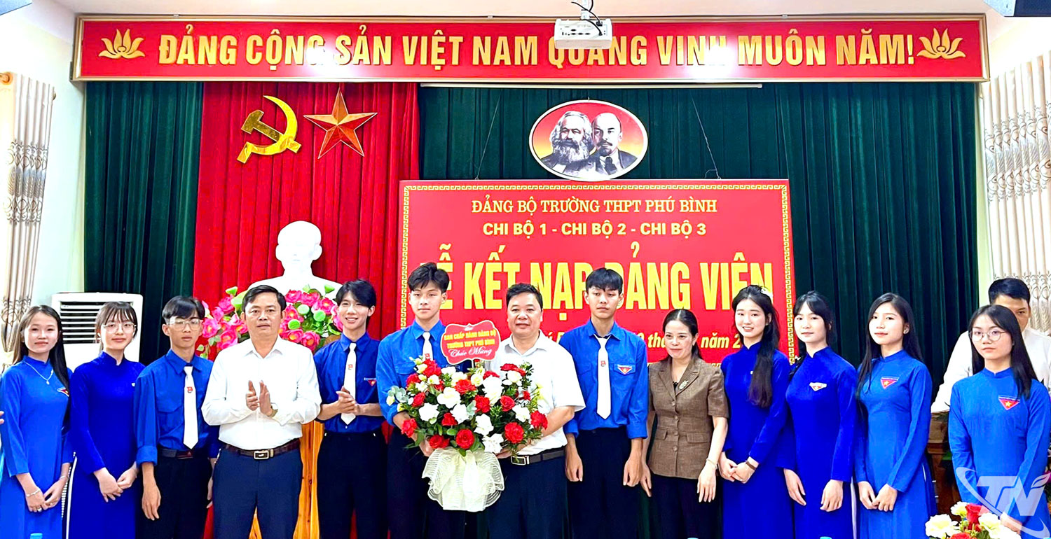 Năm 2025, Đảng bộ Trường THPT Phú Bình kết nạp được 14 đảng viên mới, trong đó có 10 học sinh