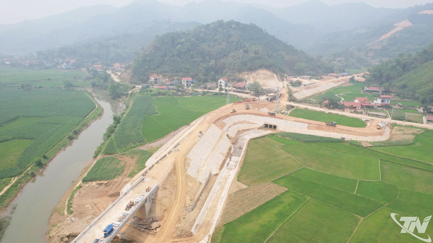 Thi công tuyến đường Bắc Kạn - hồ Ba Bể kết nối sang Na Hang (Tuyên Quang), góp phần hoàn thiện hạ tầng giao thông liên vùng.