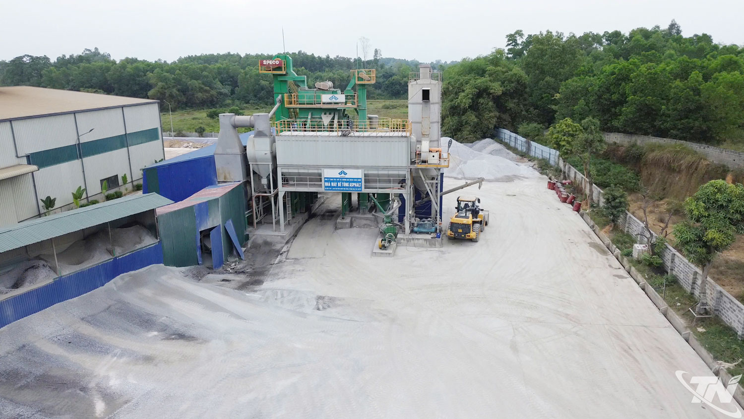 Giá xăng dầu tăng kéo theo chi phí vận chuyển và sản xuất gia tăng, tạo áp lực lớn lên hoạt động của doanh nghiệp và tiến độ thi công các công trình.