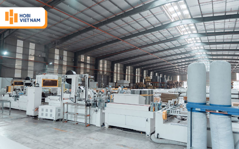 Dây chuyền sản xuất tấm nhựa ốp tường hiện đại.