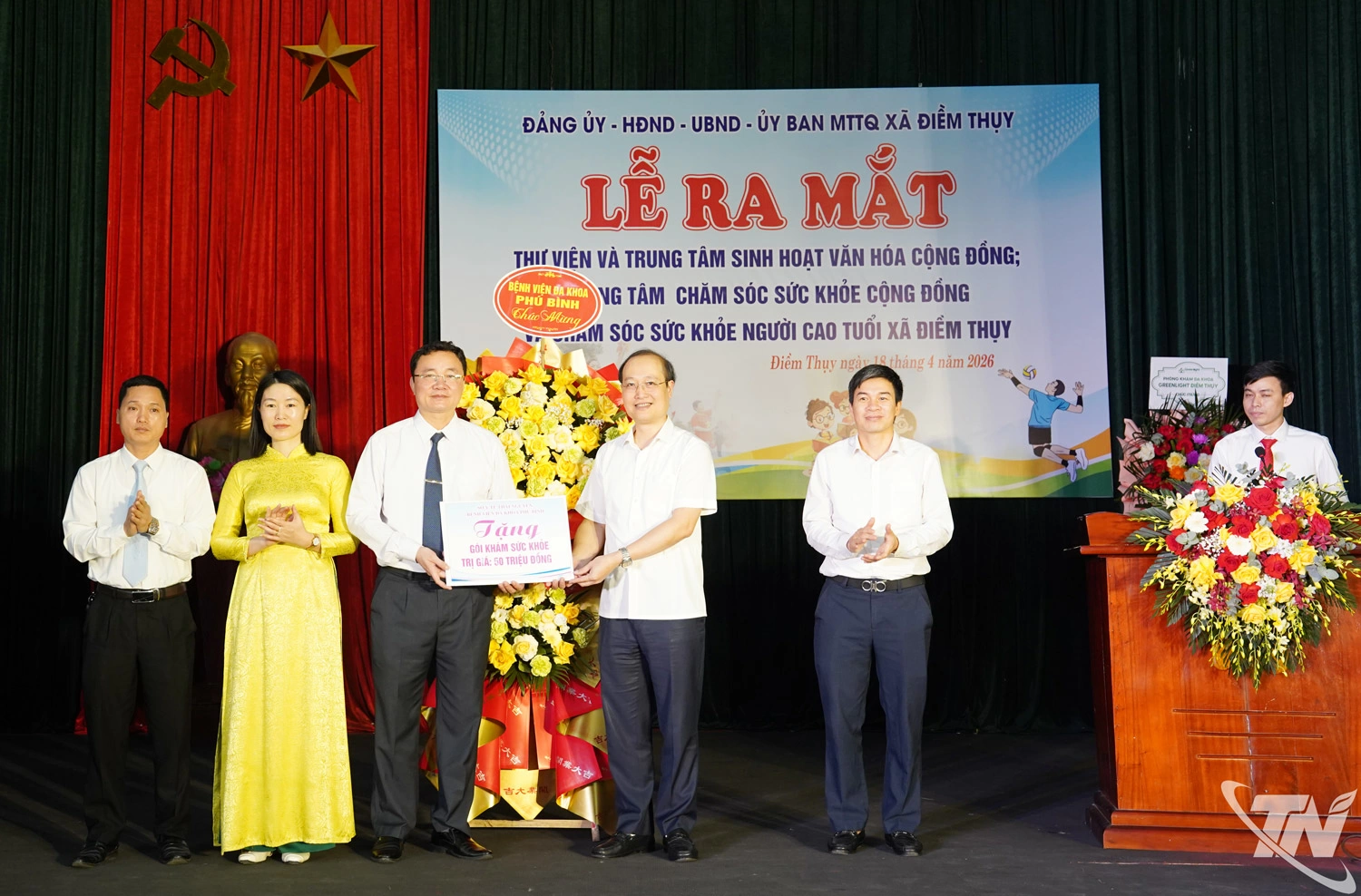 Lãnh đạo Sở Y tế và Bệnh viện Đa khoa Phú Bình trao tặng gói khám bệnh, cấp thuốc miễn phí trị giá trên 50 triệu đồng cho xã Điềm Thụy.