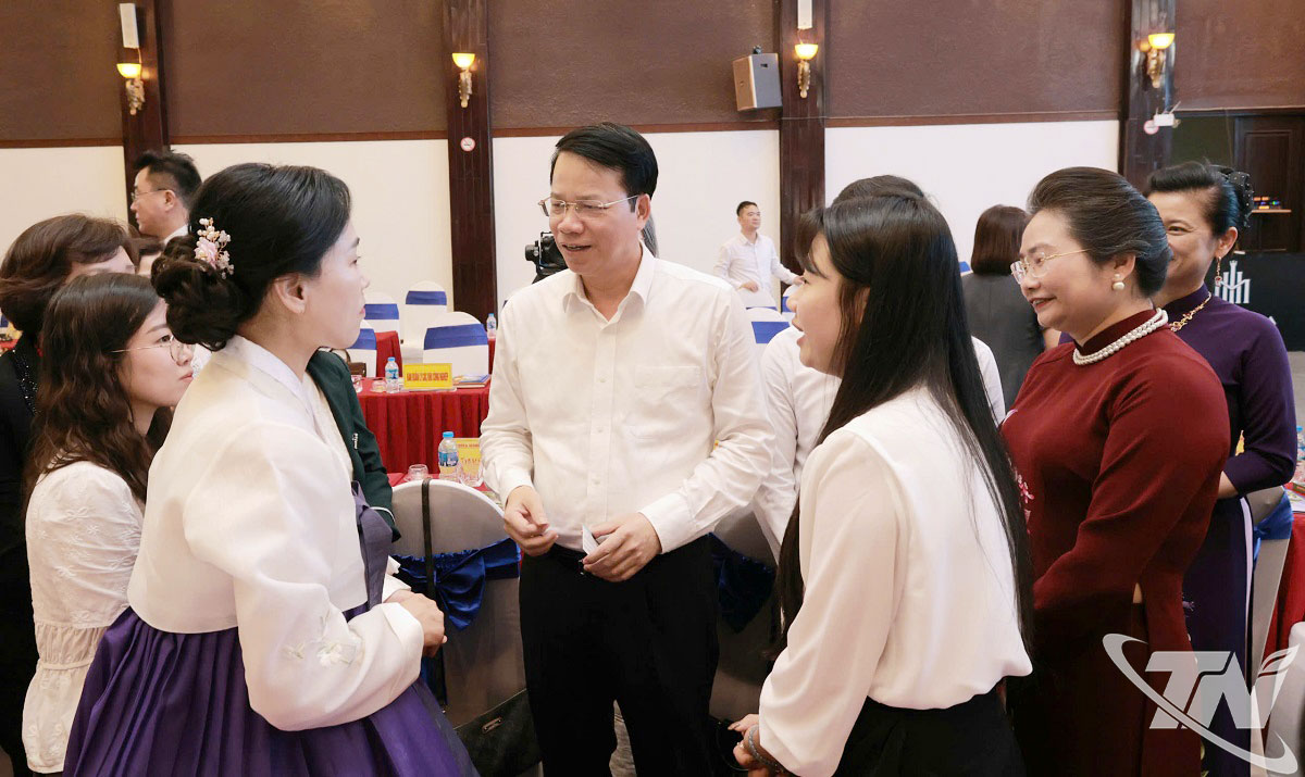 Lãnh đạo UBND tỉnh Thái Nguyên và các đại biểu trao đổi bên lề Hội nghị kết nối đầu tư.