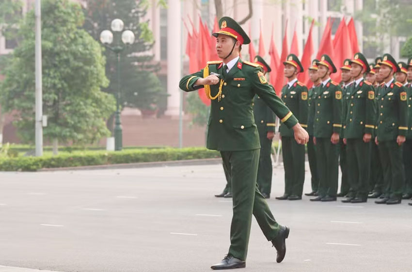 Đội hình mẫu thực hiện các động tác đi đều, đi nghiêm.