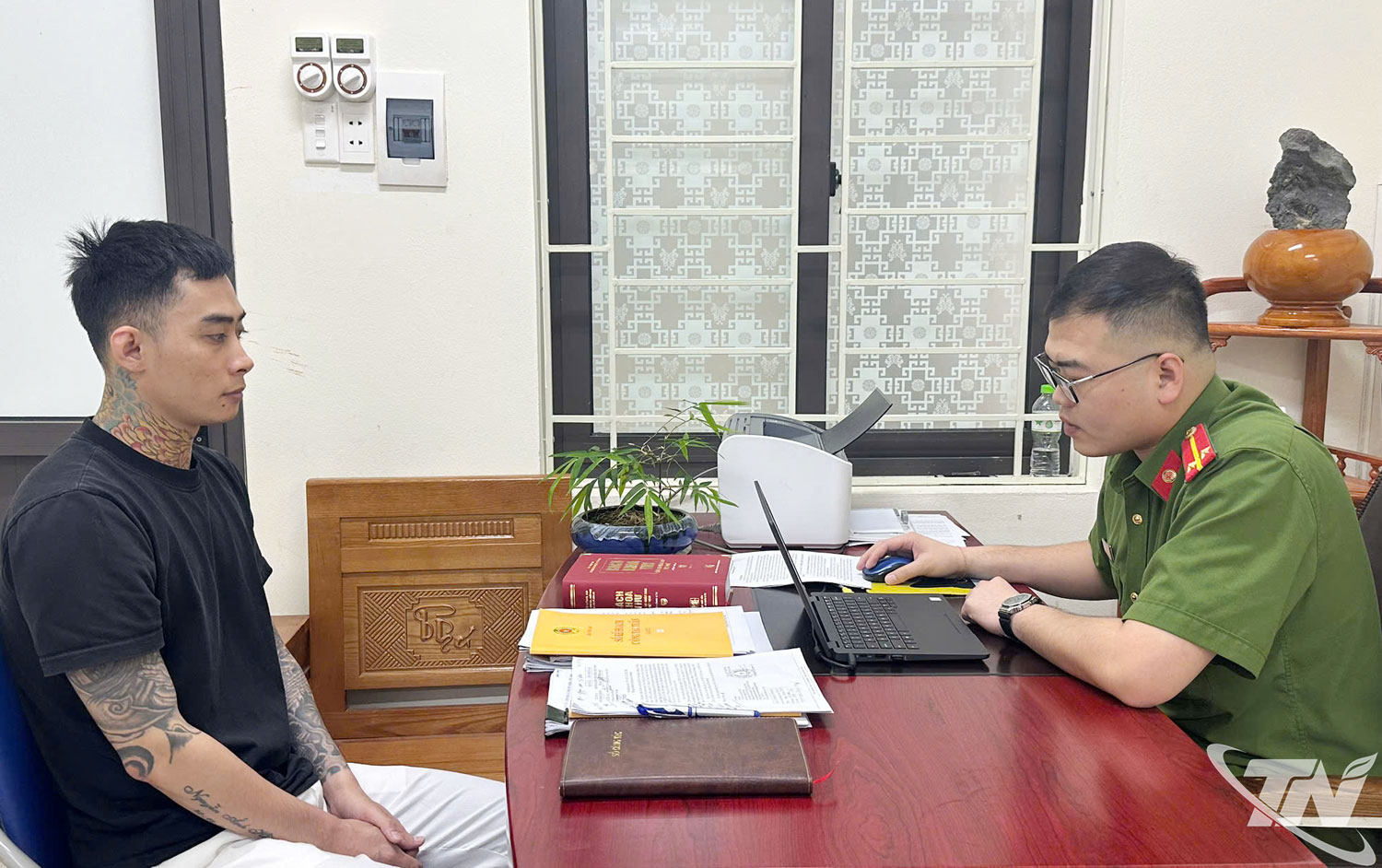 Đối tượng truy nã đặc biệt nguy hiểm Nguyễn Trường Sơn (thường gọi là Sơn điên) ra đầu thú tại cơ quan Công an.