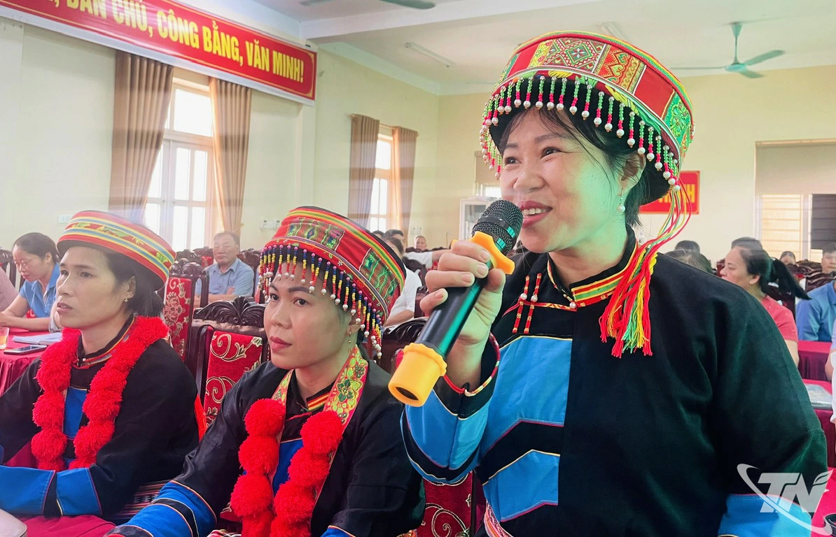 Đồng bào dân tộc thiểu số phát biểu ý kiến.