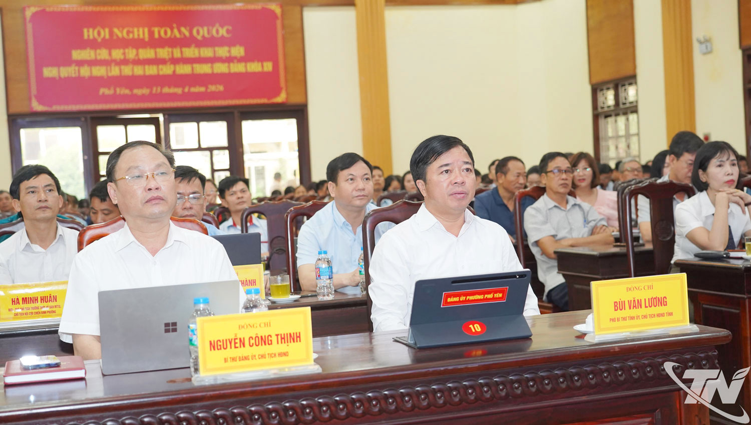 Đồng chí Bùi Văn Lương, Phó Bí thư Tỉnh ủy, Chủ tịch HĐND tỉnh, dự học nghị quyết tại điểm cầu UBND phường Phổ Yên.