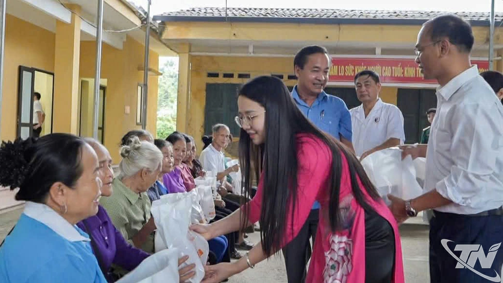 Đại diện chính quyền địa phương trao quà và thuốc hỗ trợ chữa bệnh cho người cao tuổi.