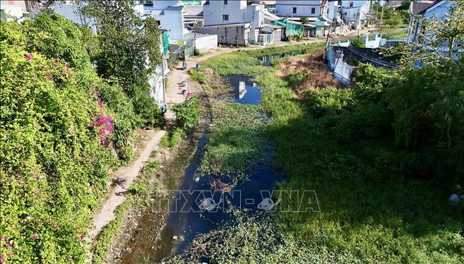 Rạch Bà Bầu (phường Long Xuyên, tỉnh An Giang) tồn đọng bùn và rác thải gây ô nhiễm nghiêm trọng do dự án chỉnh trang đô thị kéo dài nhiều năm chưa hoàn thiện. Ảnh tư liệu: Thanh Sang/TTXVN