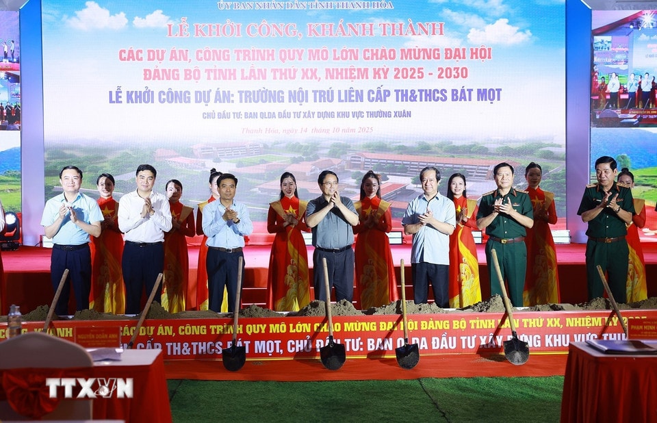 Thủ tướng Phạm Minh Chính và các đại biểu khởi công Dự án Trường nội trú liên cấp Tiểu học và Trung học cơ sở Bát Mọt tại điểm cầu xã Bát Mọt, tỉnh Thanh Hóa.